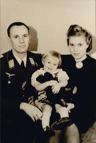 The Talmet family in Estonia, 1943. Reproduced courtesy Maie Barrow.