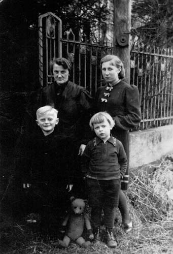 Leni, aged 14, with her mother Auguste and half-brothers Sohni (left) and Manni (right), Katscher, Germany, 1939. Reproduced courtesy Annette Janic.