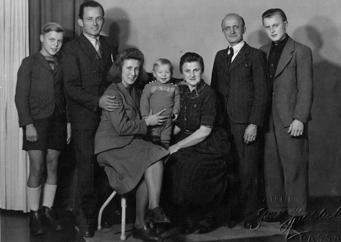 Family photograph taken in Passau just before Leni, Ratko and Bo migrated to Australia, 1949. Left to right: Manni, Ratko, Leni, Bo, Auguste, Paul Schatke and Sohni. Reproduced courtesy Annette Janic.