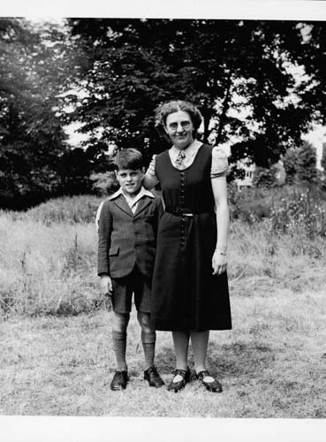 Jim Stone and his ‘auntie’ Connie at Thurlby House in Woodford Bridge, Essex, UK, 1947. Reproduced courtesy Jim Stone.