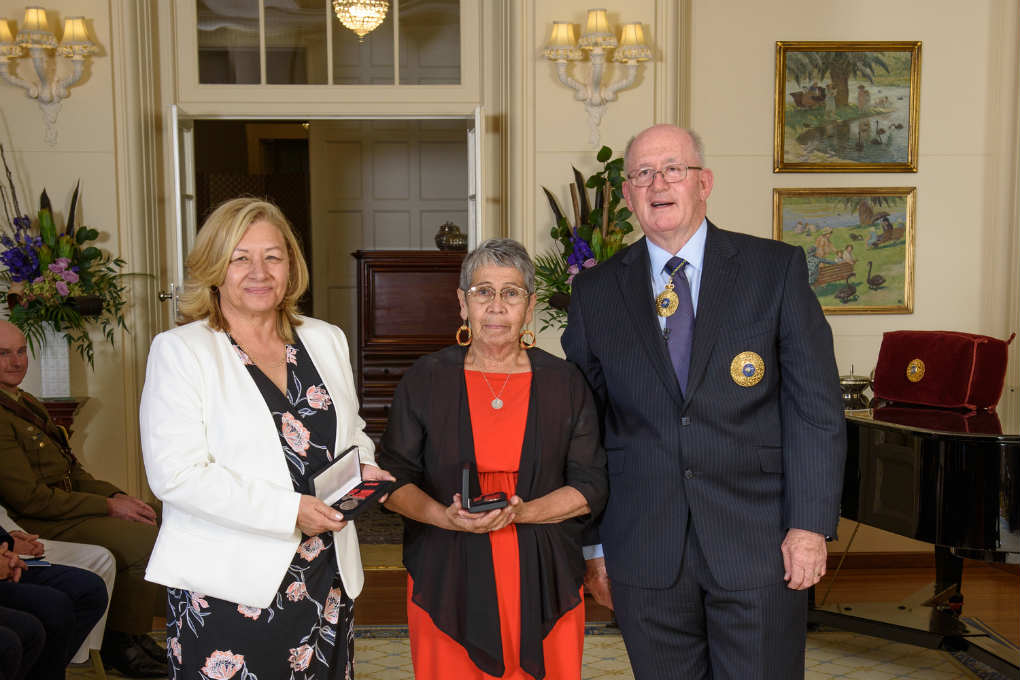 Governor-General Sir Peter Cosgrove presented the medal to Aunty Sonia Piper from the Brungle community and Roslyn Boles a descendant of Yarri. Image: Irene Dowdy, idphoto.com.au