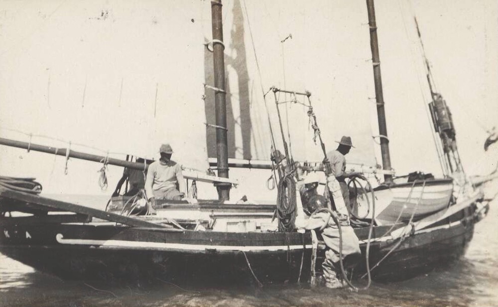 Pearling lugger at work in Broome, Western Australia, c 1926. Photographer R A Bourne. Reproduced courtesy National Library of Australia