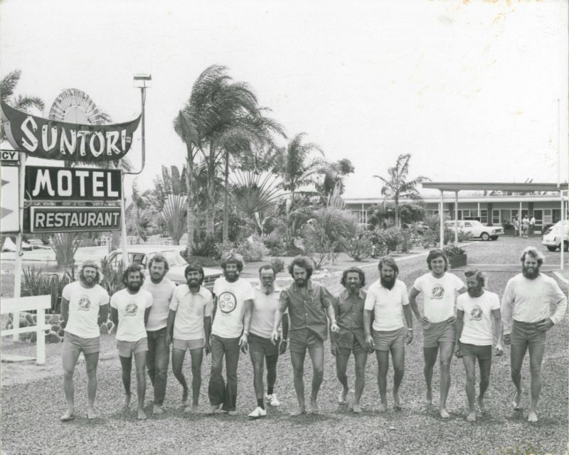 The 12 sailors from the Las Balsas expedition in front of the Suntori Motel and Restuarant in Ballina, New South Wales, 1973. Luis Guevara is fourth from left