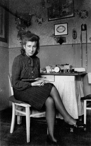 Magdalena (Leni) Janic, aged 15, Katscher, Germany, 1940. Reproduced courtesy Annette Janic.