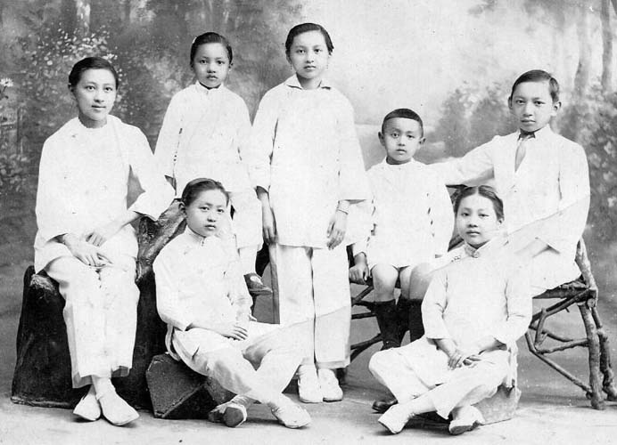 Edward Kwok (third from right) with his six siblings, late 1910s. Reproduced courtesy Paul Kwok. 