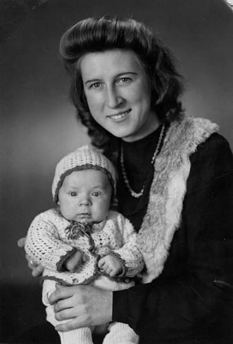 Leni and baby Bo, Passau, Germany, 1948. Reproduced courtesy Annette Janic.