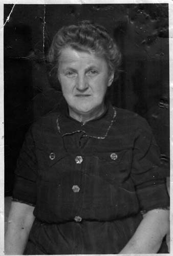 Photograph that Auguste placed in Leni’s coat pocket as she departed from Passau railway station bound for a new life in Australia, 1949. Reproduced courtesy Annette Janic.