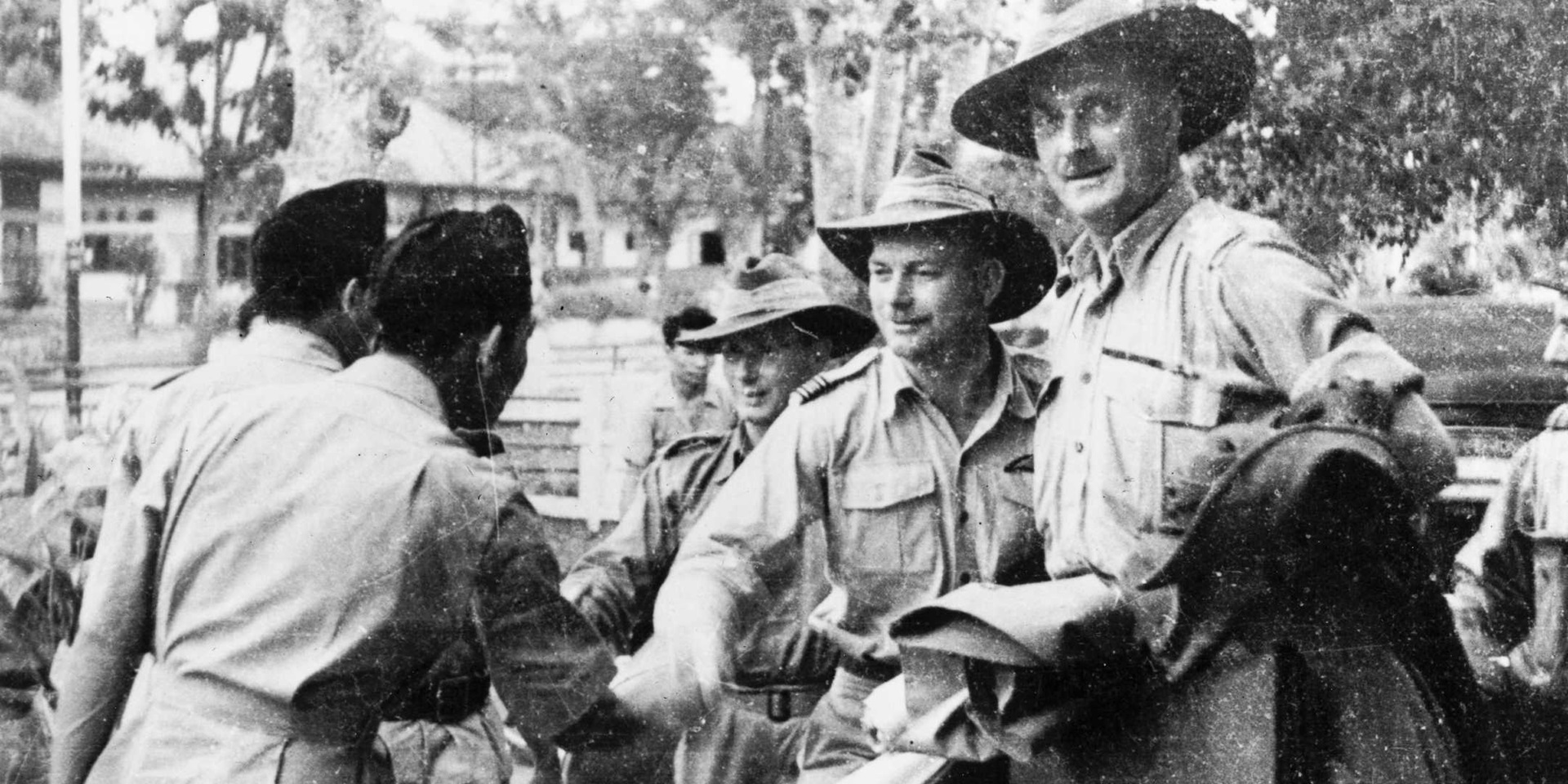 Australian military observers being welcomed by Republican officers in Yogyakarta on 14 September 1947. National Library of Australia.