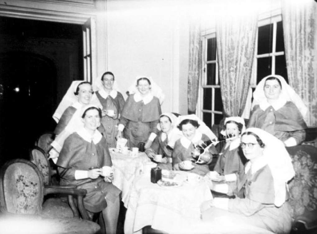 Nurses on the Aquitania and RMS Queen Mary, from South Australia and Bongilla, 3 February 1941. Photographer: Samuel J Hood Studio, ANMM Collection 00022607