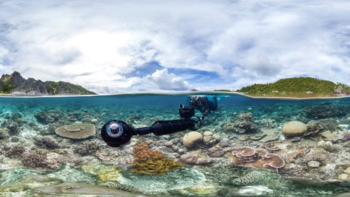 SVII camera in action. Attribution: Underwater Earth/XL Catlin Seaview Survey/Aaron Spence 