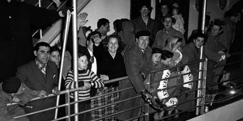 Group of migrants on the deck of MV Castel Verde, Italy, 1950–1957. ANMM Collection Gift from Barbara Alysen. Reproduced courtesy International Organisation for Migration. ANMM Collection ANMS0214[024]